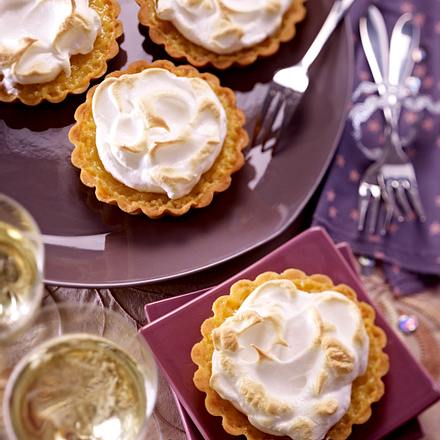 Weiße Schokoladen-Baiser-Tarteletts Rezept Weiße Schokoladen-Baiser-Tarteletts Rezept