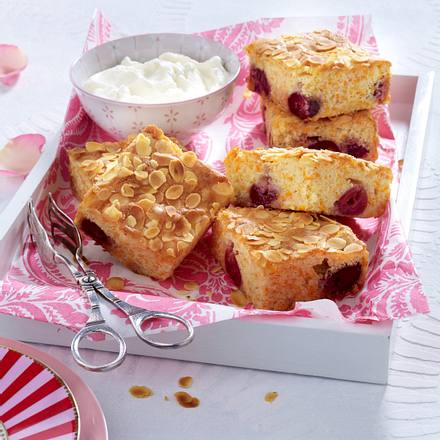 Weiße Schokoladen Blondies mit Kirschen und Möhren Rezept