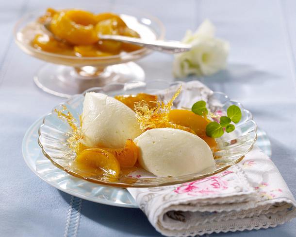 Weiße Schokoladenmousse mit karamellisierten Pfirsichen Rezept Weiße Schokoladenmousse mit karamellisierten Pfirsichen Rezept
