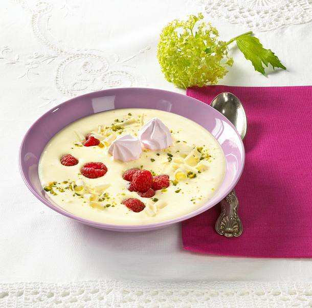 Weiße Schokoladensuppe mit Himbeeren und Pistazien Rezept Weiße Schokoladensuppe mit Himbeeren und Pistazien Rezept