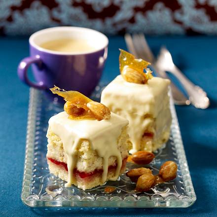 Weiße Schokoladenwürfel mit Mandelcreme Rezept Weiße Schokoladenwürfel mit Mandelcreme Rezept