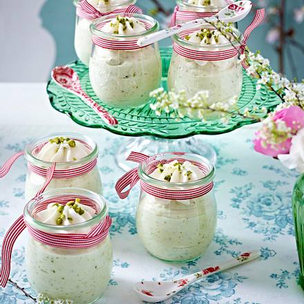 Weiße Schokomousse mit Pistazien Rezept Weiße Schokomousse mit Pistazien Rezept