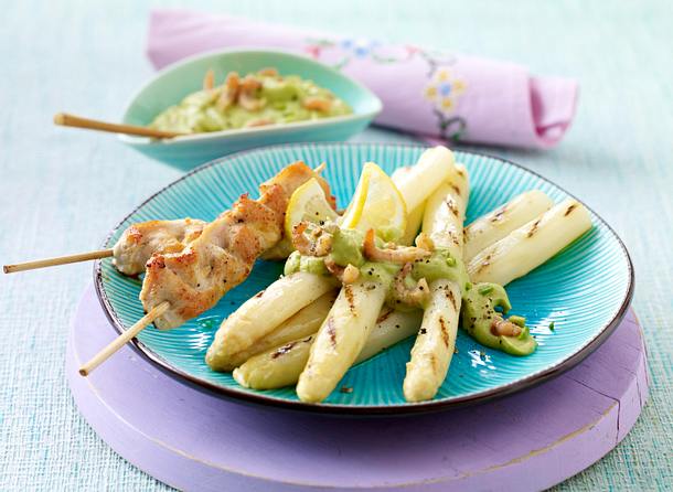 Weißer gegrillter Spargel mit Avocado-Krabben-Guacamole zu Hähnchen-Satéspießen Rezept Weißer gegrillter Spargel mit Avocado-Krabben-Guacamole zu Hähnchen-Satéspießen Rezept