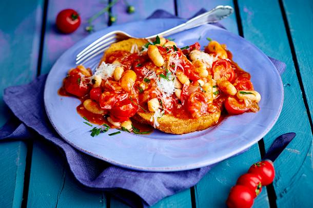 Weißes Bohnenragout mit geröstetem Brot Rezept Weißes Bohnenragout mit geröstetem Brot Rezept