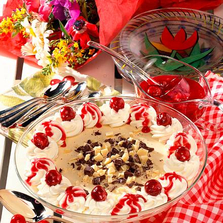 Weißes Schokoladen-Mousse mit Kirschsoße Rezept Weißes Schokoladen-Mousse mit Kirschsoße Rezept