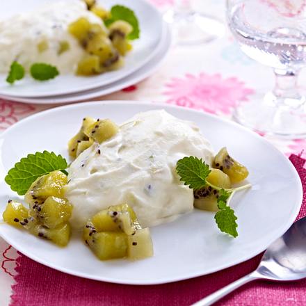 Weißes Schokomousse mit Kiwi Rezept Weißes Schokomousse mit Kiwi Rezept