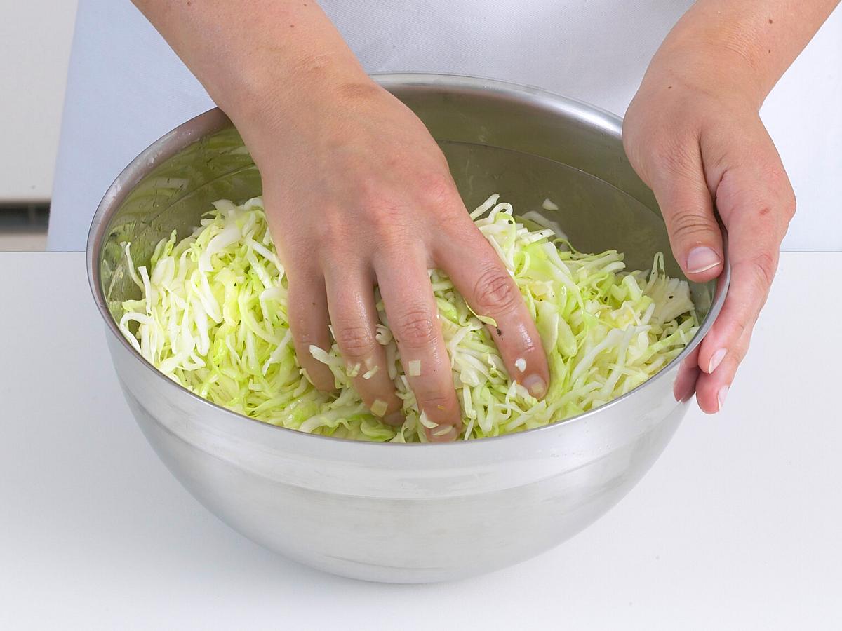 Weißkohl durchkneten Weißkohl durchkneten