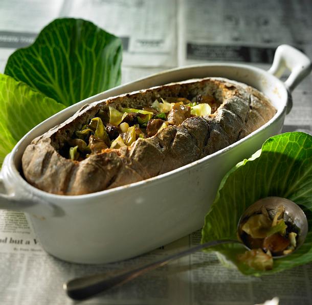 Weißkohl-Lamm-Topf unter Bauernbrotkruste Rezept