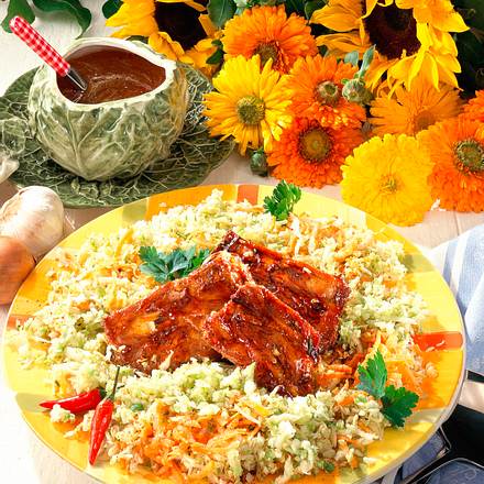 Weißkohl-Möhren-Salat mit Spareribs Rezept Weißkohl-Möhren-Salat mit Spareribs Rezept
