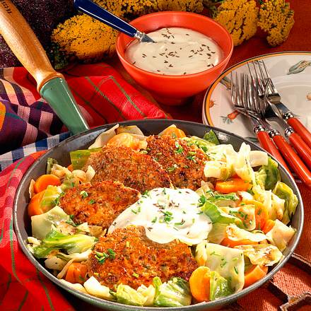 Weißkohl-Möhrenpfanne mit Vollkorn-Kräuter-Bratling Rezept Weißkohl-Möhrenpfanne mit Vollkorn-Kräuter-Bratling Rezept
