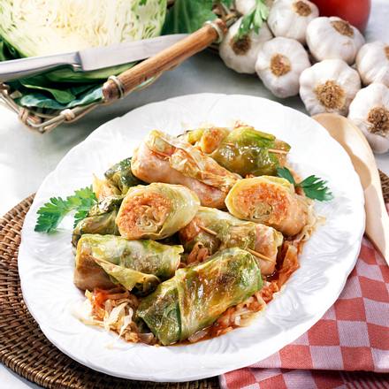 Weißkohl-Röllchen mit Tomatenreis Rezept Weißkohl-Röllchen mit Tomatenreis Rezept