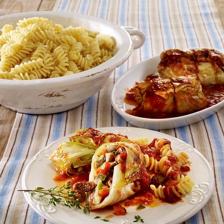 Weißkohlpäckchen mit Bratwurstfüllung auf Arrabbiata-Soße Rezept Weißkohlpäckchen mit Bratwurstfüllung auf Arrabbiata-Soße Rezept