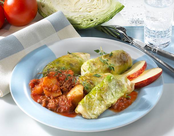 Weißkohlröllchen auf Hacktomatensoße Rezept Weißkohlröllchen auf Hacktomatensoße Rezept