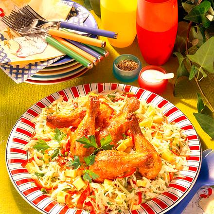Weißkohlsalat mit Hähnchenkeulen Rezept