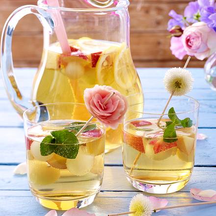 Weißweinbowle mit Nektarinen und Melone Rezept Weißweinbowle mit Nektarinen und Melone Rezept