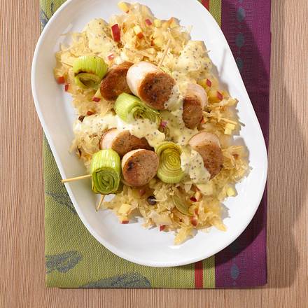 Weißwurstspieß mit Porree auf Sauerkraut und körnige Senfsoße Rezept Weißwurstspieß mit Porree auf Sauerkraut und körnige Senfsoße Rezept