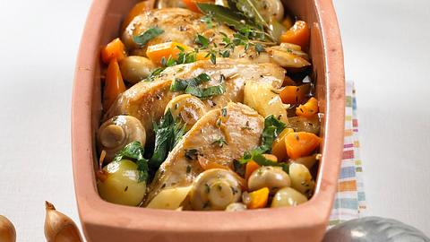 Weißwein-Hähnchen im Tontopf Rezept - Foto: House of Food / Bauer Food Experts KG
