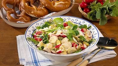 Weißwurst-Radieschen- Salat mit Brezeln Rezept - Foto: LECKER @ Bauer Media Group