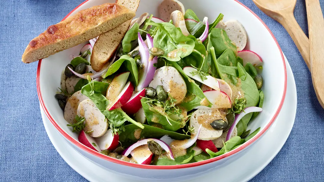 Weißwurst-Salat mit Schuxen Rezept - Foto: LECKER @ Bauer Media Group
