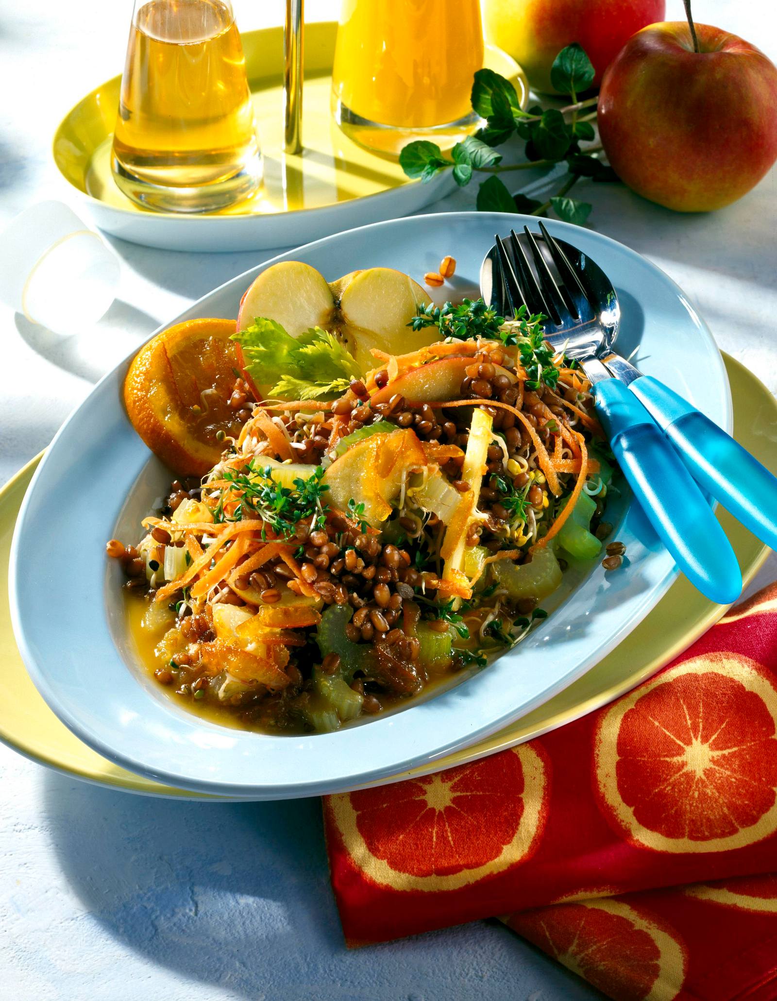 Weizen-Staudensellerie-Salat mit Orangen-Senf-Vinaigrette Rezept | LECKER