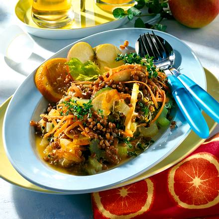 Weizen-Staudensellerie-Salat mit Orangen-Senf-Vinaigrette Rezept