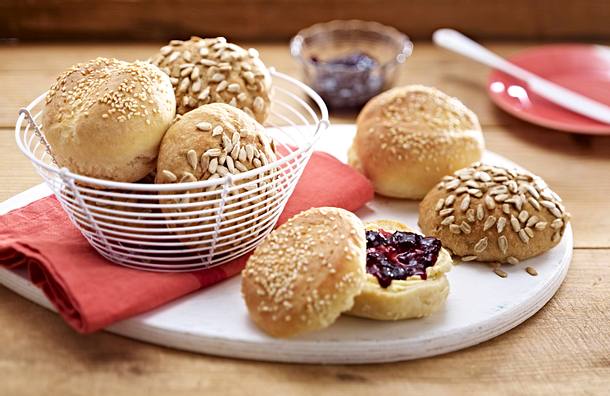 Weizenbrötchen mit Sesam Rezept Weizenbrötchen mit Sesam Rezept