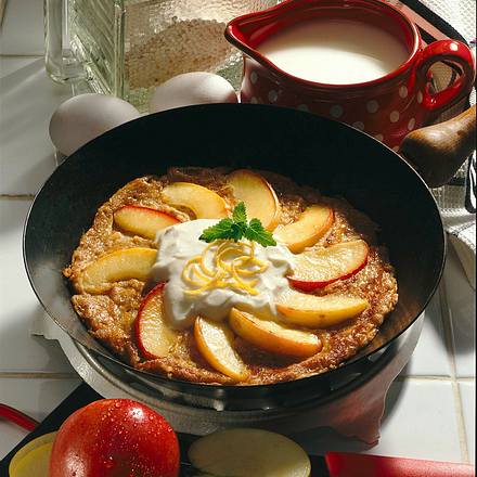 Weizenvollkorn-Pfannkuchen mit Apfelspalten und Zimt Rezept