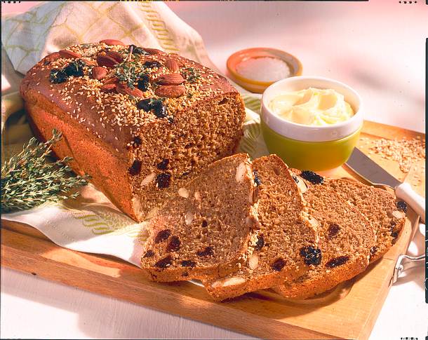 Weizenvollkornbrot mit Pflaumen, Mandeln und Sesam Rezept