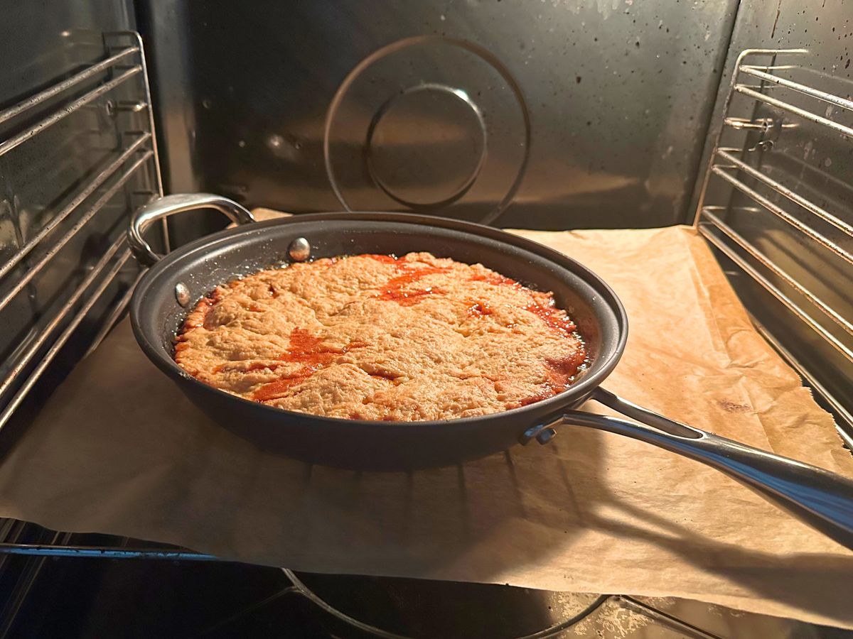 Tarte Tatin wird in der Wendepfanne von Hagen Grote im Ofen gebacken