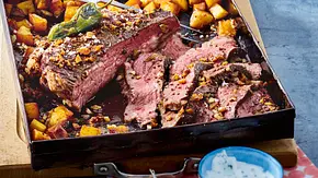 Western-Nackensteak mit gerösteten Kartoffeln und Sour Cream Rezept - Foto: LECKER @ Bauer Media Group
