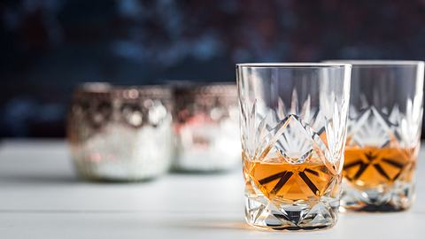 Zu einem leckeren Whiskey gehören natürlich die richtigen Gläser! - Foto: iStock/coldsnowstorm