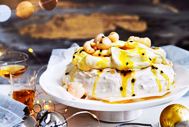 „White Christmas“-Pavlova mit Passionsfrucht und Litschis Rezept „White Christmas“-Pavlova mit Passionsfrucht und Litschis Rezept