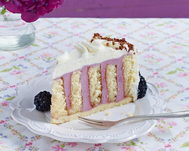 Wickeltorte mit Brombeeren Rezept
