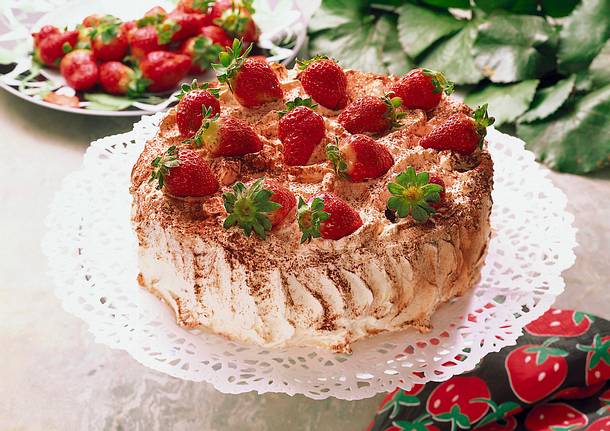 Wickeltorte mit Erdbeeren Rezept Wickeltorte mit Erdbeeren Rezept