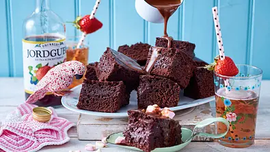 „Wie bei Hempels“-Chaotenkuchen mit Schokominzasoße Rezept - Foto: LECKER @ Bauer Media Group