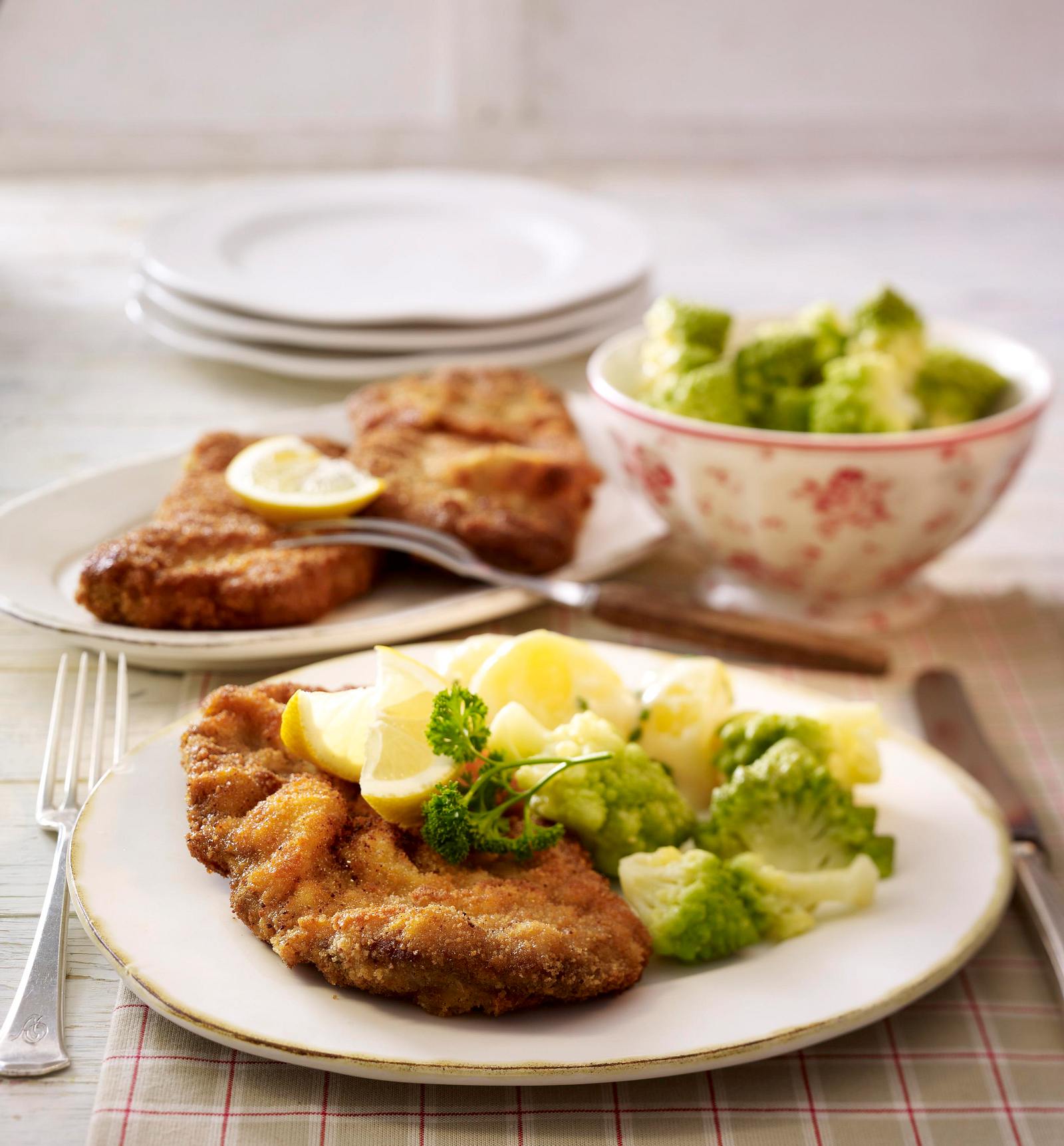 Wiener Backsteak zu Meerrettich-Béchamel-Kartoffeln und Romanesco ...