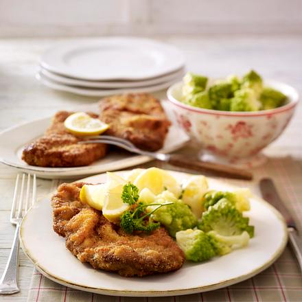 Wiener Backsteak zu Meerrettich-Béchamel-Kartoffeln und Romanesco Rezept Wiener Backsteak zu Meerrettich-Béchamel-Kartoffeln und Romanesco Rezept