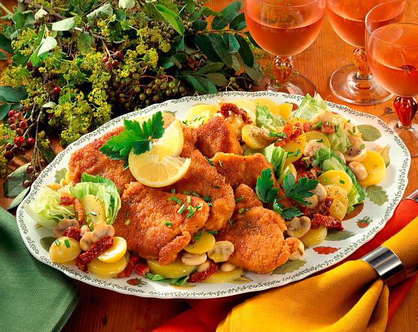 Wiener Schnitzel auf buntem Kartoffelsalat Rezept