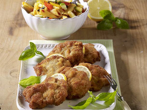 Wiener Schnitzel mit Gemüse-Nudeln Rezept Wiener Schnitzel mit Gemüse-Nudeln Rezept