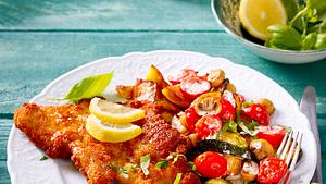 Wiener Schnitzel mit Gorgonzola-Gemüse Rezept - Foto: House of Food / Bauer Food Experts KG