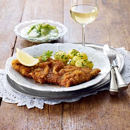 Wiener Schnitzel mit Gurkensalat und Butterkartoffeln Rezept Wiener Schnitzel mit Gurkensalat und Butterkartoffeln Rezept