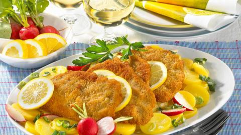 Wiener Schnitzel mit lauwarmem Kartoffelsalat Rezept - Foto: Först, Thomas