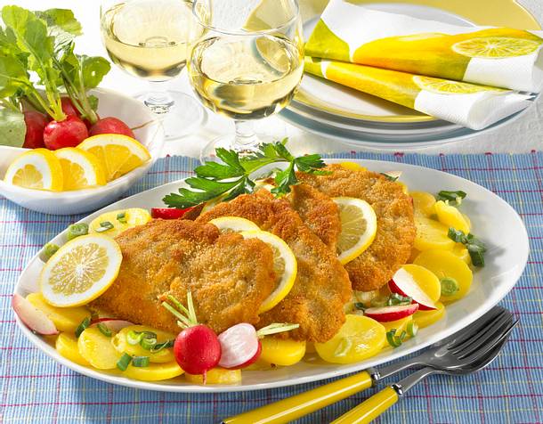 Wiener Schnitzel mit lauwarmem Kartoffelsalat Rezept Wiener Schnitzel mit lauwarmem Kartoffelsalat Rezept
