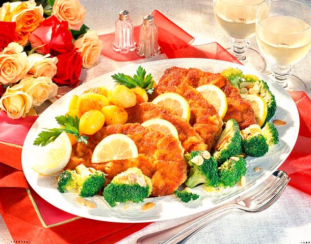 Wiener Schnitzel mit Mandel-Broccoli und Röstkartoffeln Rezept Wiener Schnitzel mit Mandel-Broccoli und Röstkartoffeln Rezept