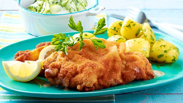 Wiener Schnitzel mit Omis Gurkensalat Rezept - Foto: House of Food / Bauer Food Experts KG