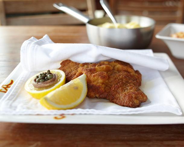 Wiener Schnitzel mit Sahnemöhren und Kartoffelpüree Rezept Wiener Schnitzel mit Sahnemöhren und Kartoffelpüree Rezept