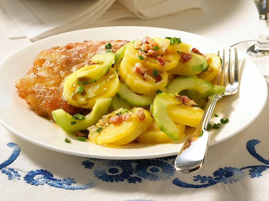Ein Teller mit Wiener Schnitzel und saftigem Kartoffel-Gurken-Salat