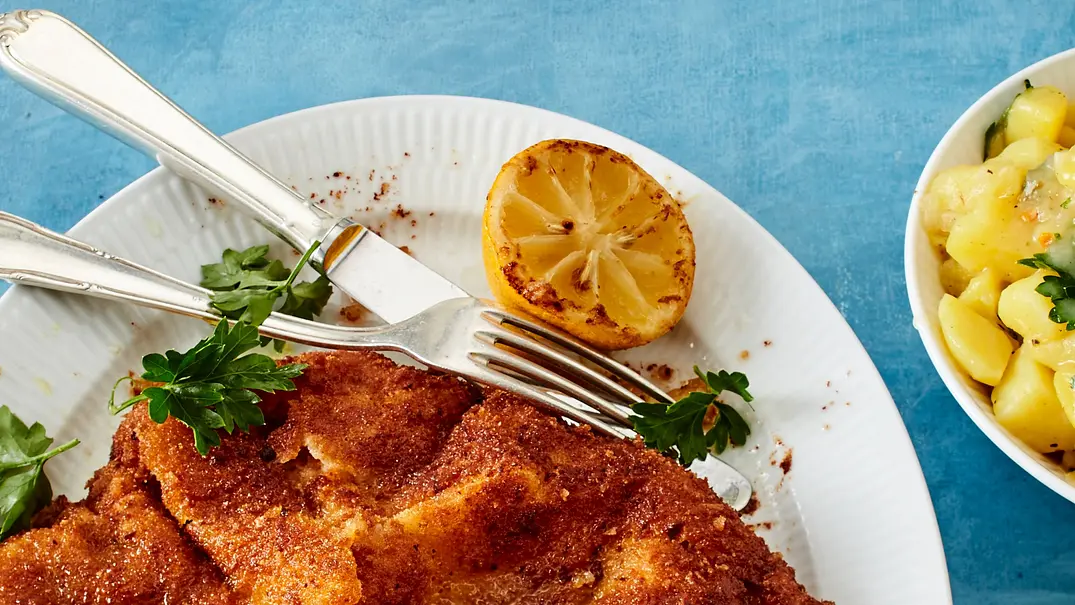 Wiener Schnitzel mit warmem Kartoffelsalat Rezept - Foto: LECKER @ Bauer Media Group Wiener Schnitzel mit warmem Kartoffelsalat Rezept - Foto: LECKER @ Bauer Media Group
