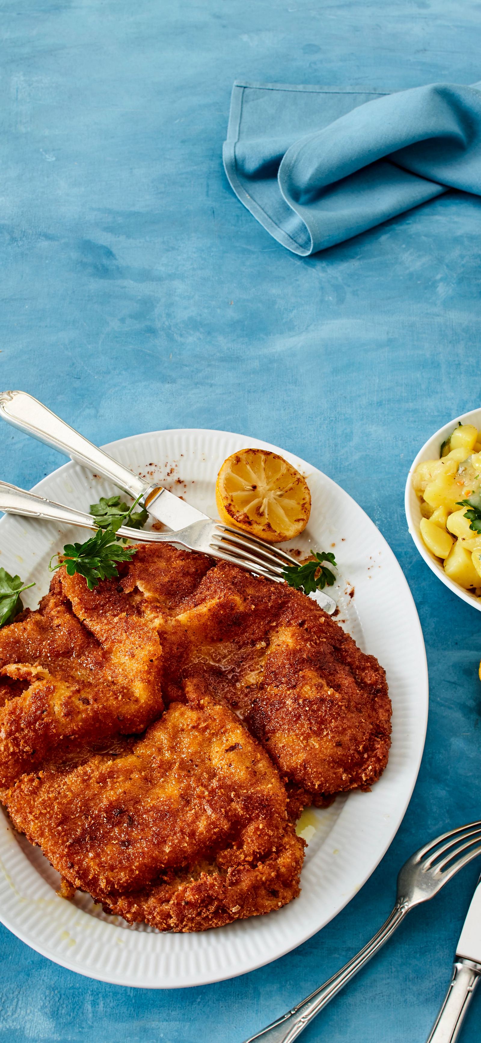 Wiener Schnitzel mit warmem Kartoffelsalat Rezept | LECKER