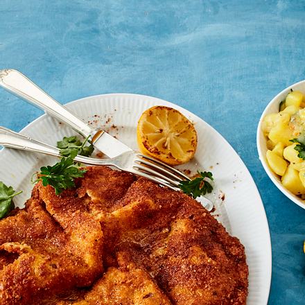 Wiener Schnitzel mit warmem Kartoffelsalat Rezept Wiener Schnitzel mit warmem Kartoffelsalat Rezept